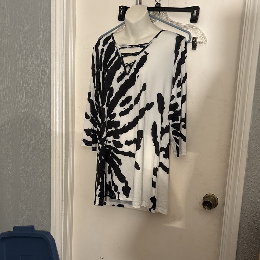 New Beyond This Plane Black & White Abstract Crisscross Tunic Size small - Picture 7 of 10
